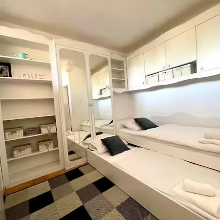 2bdr - Excellent Location Apartment *