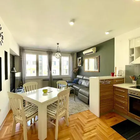 2bdr - Excellent Location *
